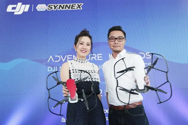 นางสาวสุธิดา มงคลสุธี (ซ้าย) ประธานเจ้าหน...