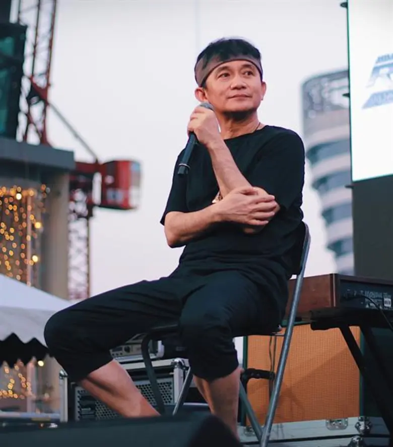 คอนเสิร์ต "50 ปี คำภีร์ ผีโรงเย็น" แถลงข่าวสุดอบอุ่นแบบใกล้ชิดแฟนเพลง ริมแยกรัชดาฯ-พระราม 9 “ปู พงษ์สิทธิ์ คำภีร์” การันตีขนเพลงเล่นสดร่วมๆ 30 เพลง พร้อมดูแลแฟนเพลงใกล้ชิด สมเป็นคอนเสิร์ตกลางแจ้งครั้งยิ่งใหญ่