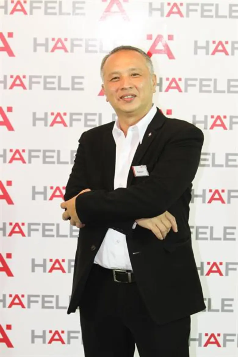 นายรัตนะ พูนสง่า ผู้อำนวยการฝ่ายขาย (Sale...