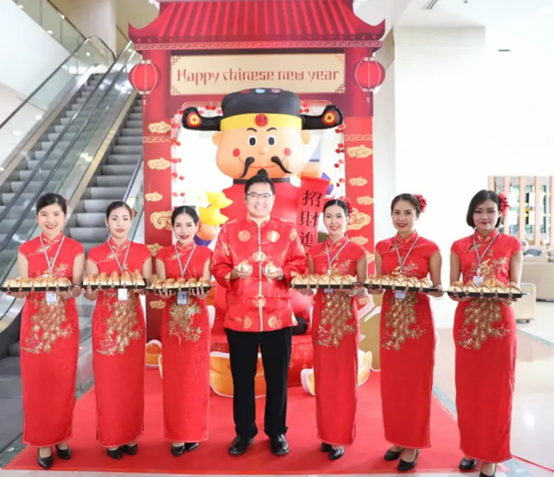 โรงพยาบาลกรุงเทพพัทยาต้อนรับเทศกาลตรุษจีน ปีจอ 2561 เนรมิตบรรยากาศและมอบของขวัญแทนความปรารถนาดี