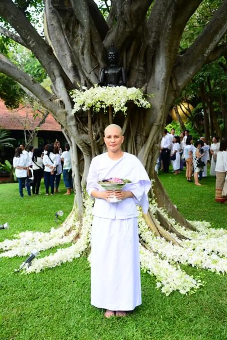 ศิลปิน -  นักร้อง ชีส์ต้า - ปุณิกา สินธุวณิก ถือฤกษ์ดีในเดือนกุมภาพันธ์ ๒๕๖๑ โกนผม "บวชพุทธสาวิกาศีล ๑๐" (บวชชีโกนผม)