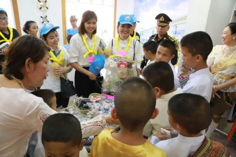 กรมการท่องเที่ยวจัดอาสาสมัคร 40 คนอำนวยความสะดวกงาน “อุ่นไอรัก คลายความหนาว”