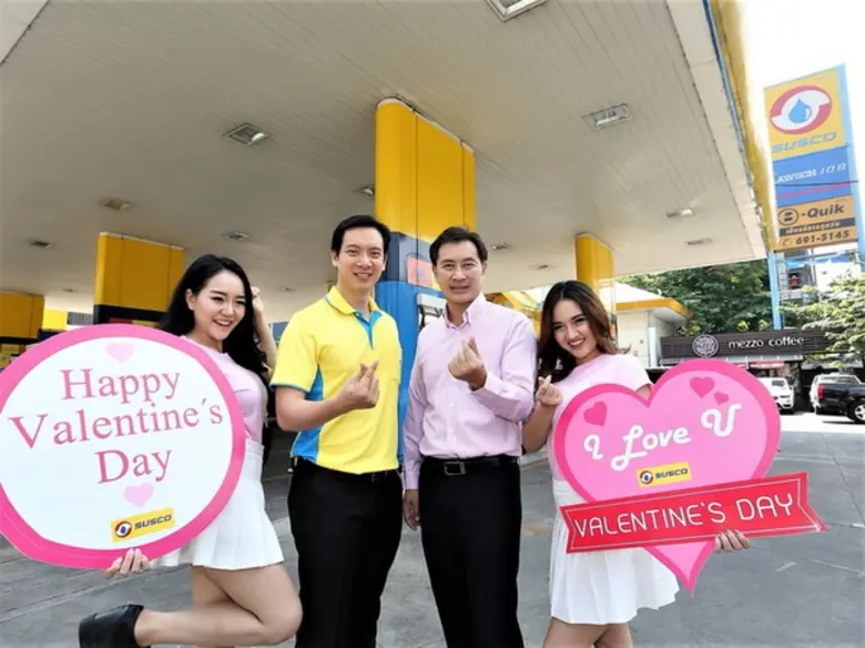 นายภิมุข สิมะโรจน์ (กลางขวา) ประธานกรรมกา...