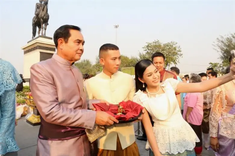 เบิ้ล ปทุมราช อาร์สยาม ฉีกลุค ย้อนยุค ในงาน อุ่นไอรัก คลายความหนาว แฟนๆ แห่ถ่ายภาพ