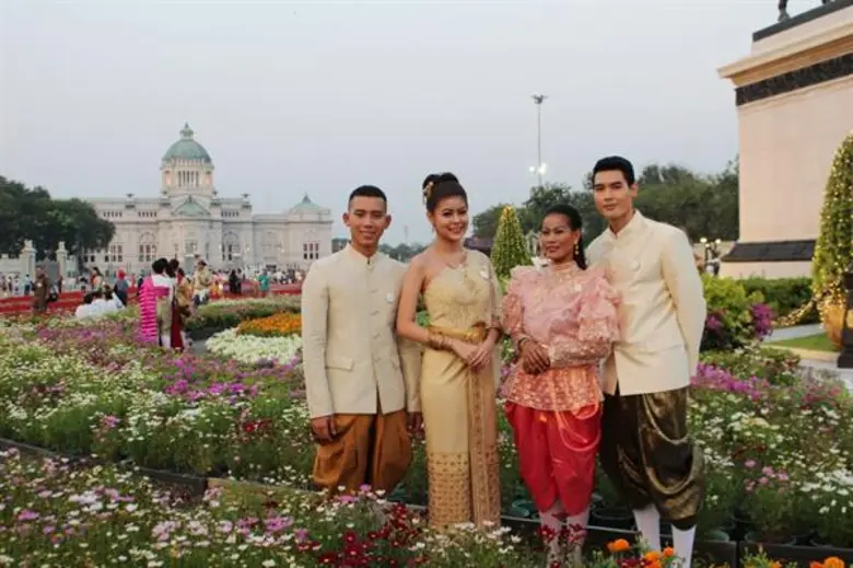 เบิ้ล ปทุมราช อาร์สยาม ฉีกลุค ย้อนยุค ในงาน อุ่นไอรัก คลายความหนาว แฟนๆ แห่ถ่ายภาพ