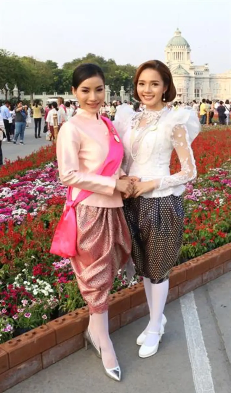 ศิลปินอาร์สยาม “ธัญญ่า-ลาดา-ต้นข้าว-เพลง-นุช วิลาวัลย์” สุดปลื้ม!!  พร้อมใจแต่งชุดไทยย้อนยุค..เที่ยวงานอุ่นไอรัก คลายความหนาว