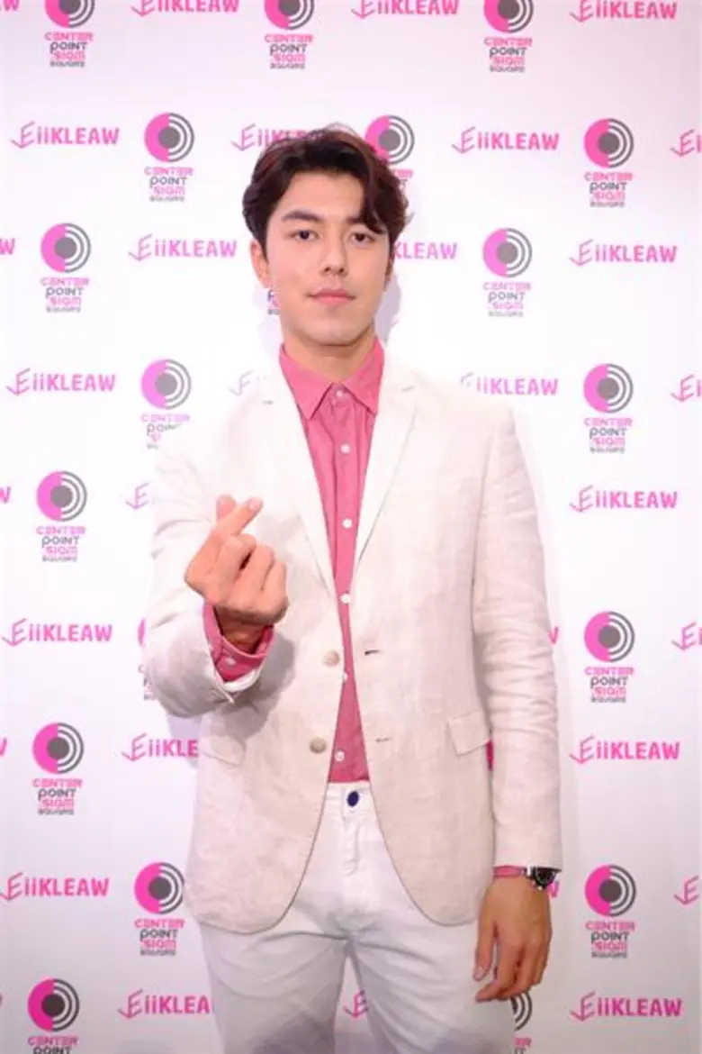 ทำเอาสาวๆที่บริเวณศูนย์การค้าเซ็นเตอร์พอย...