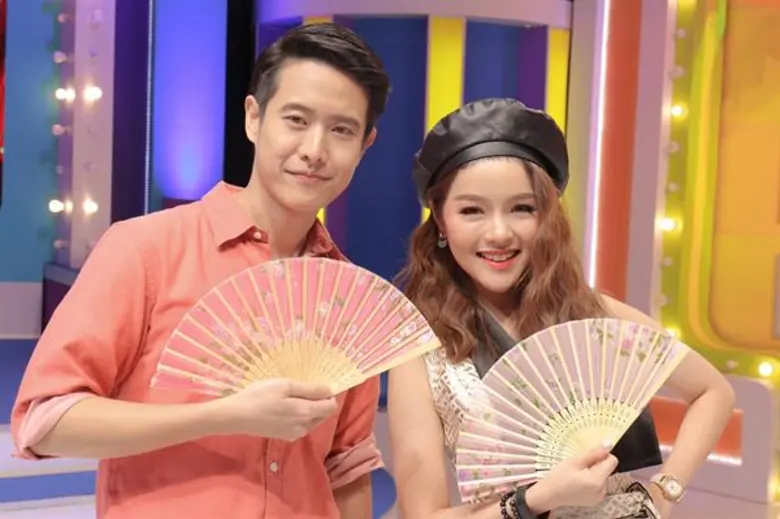 แอร์ ภัณฑิลา และโบ ธนากร แจกอั่งเปาควันหลงตรุษจีน พร้อมรถป้ายแดงสุดหรู