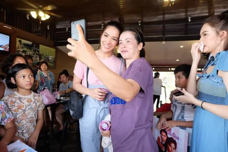 กบ ปภัสรา ทีมนักแสดง “แม่สื่อจอมป่วน” บุกตลาดน้ำอัมพวา แฟนๆ ละครให้การตอบรับอย่างอบอุ่น!!!