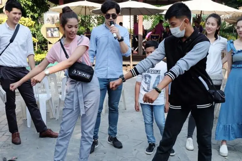 กบ ปภัสรา ทีมนักแสดง “แม่สื่อจอมป่วน” บุกตลาดน้ำอัมพวา แฟนๆ ละครให้การตอบรับอย่างอบอุ่น!!!