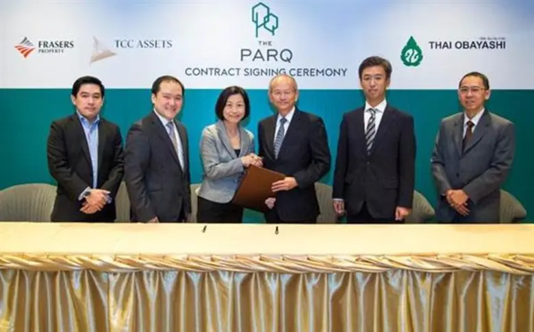 นางสาวซู หลิน ซูน (ที่สามจากซ้าย) ประธานก...