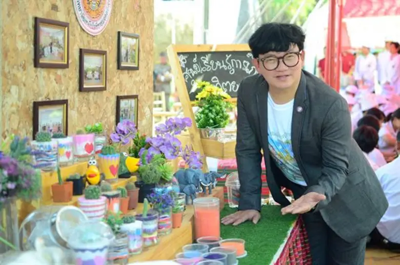 “ก้อง-จา”นำทีมเที่ยวงาน “ทุ่งทานตะวัน ณ บ้านระไซร์”