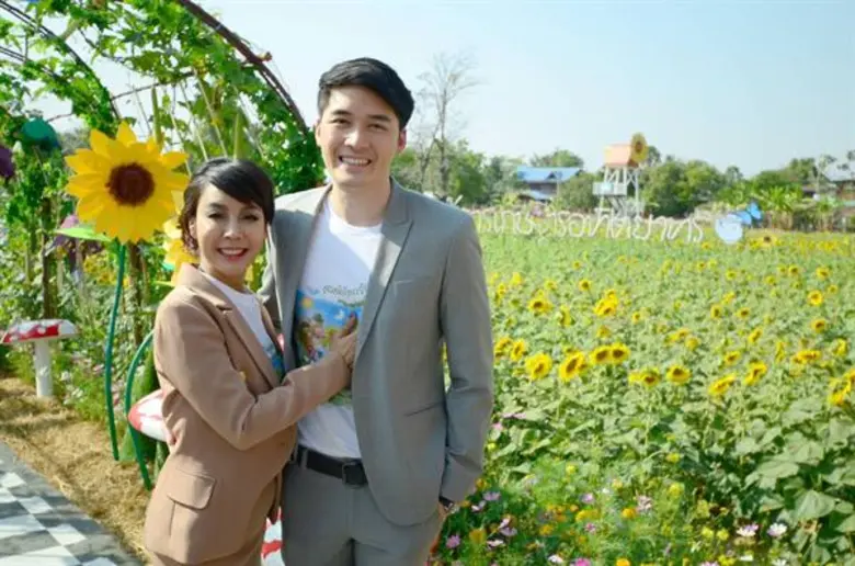 “ก้อง-จา”นำทีมเที่ยวงาน “ทุ่งทานตะวัน ณ บ้านระไซร์”