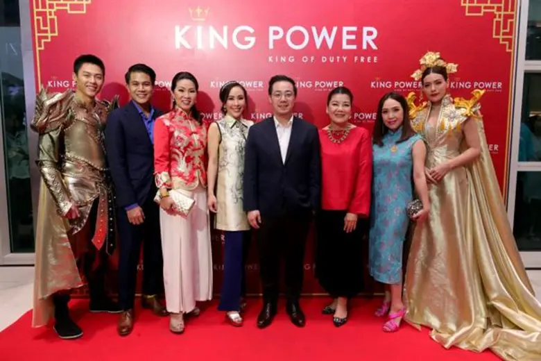 อัยยวัฒน์ ศรีวัฒนประภา (ที่ 4 จากขวา) ประ...