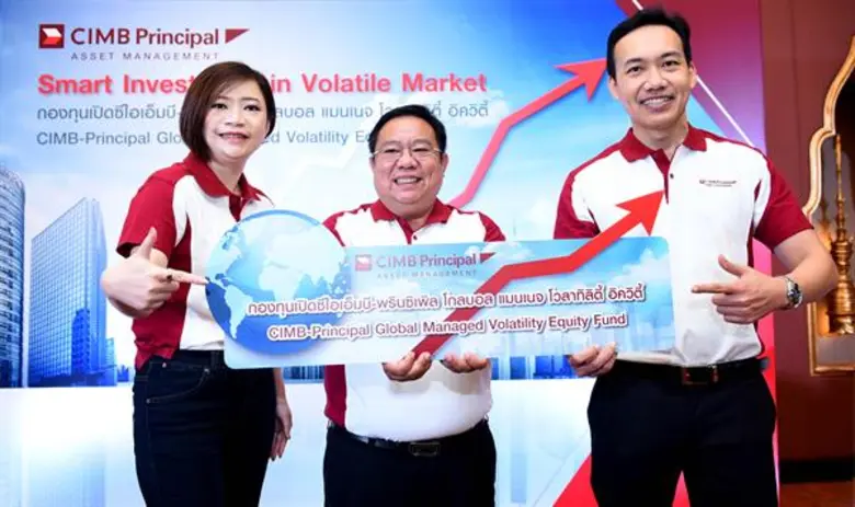 นายวิน พรหมแพทย์ (ขวา) ประธานเจ้าหน้าที่ก...