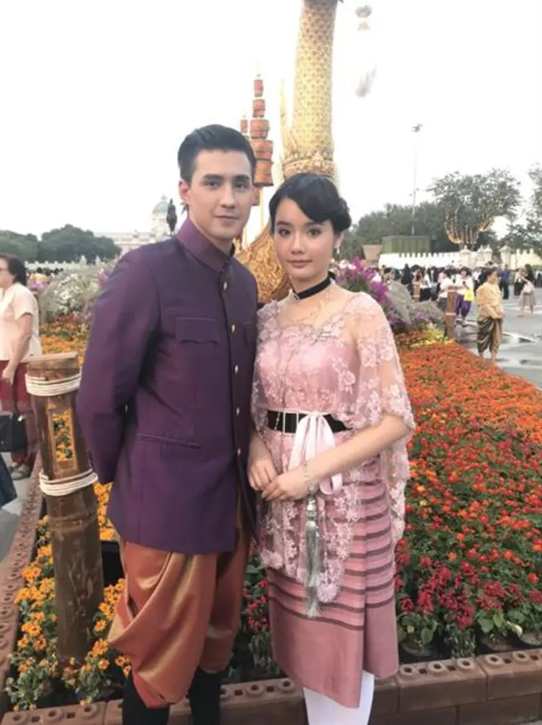 นักแสดงช่อง 3 ปลื้มปิติที่ได้ร่วมเป็นส่วนหนึ่งในงาน “อุ่นไอรัก..คลายความหนาว”พร้อมเชิญชวนมาร่วมสัมผัสกลิ่นอายความเป็นไทย ที่น่าภาคภูมิใจ