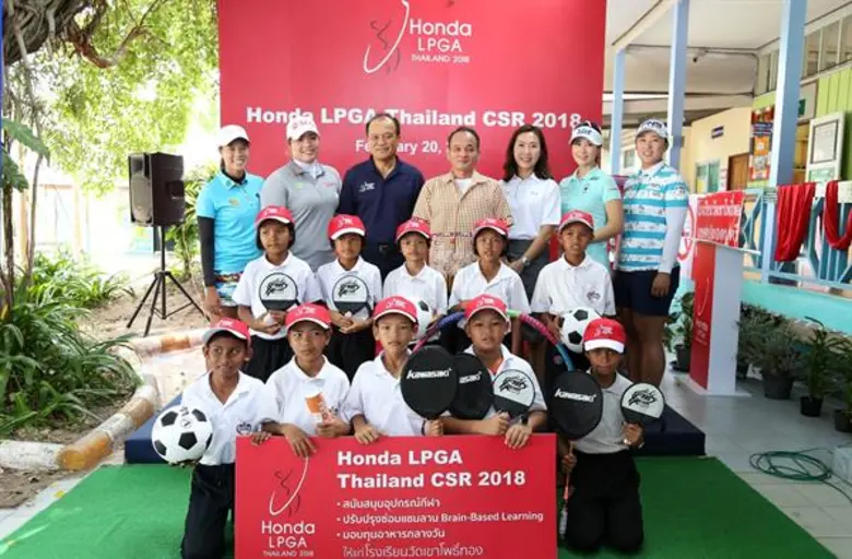 ฮอนด้า แอลพีจีเอ ไทยแลนด์ ชวน 4 โปรกอล์ฟสาว ร่วมทาสีปรับปรุงสนามเด็กเล่น BBL พร้อมมอบอุปกรณ์กีฬา และทุนอาหารกลางวัน ในกิจกรรมเพื่อสังคมกับ ฮอนด้า แอลพีจีเอ ไทยแลนด์ 2018