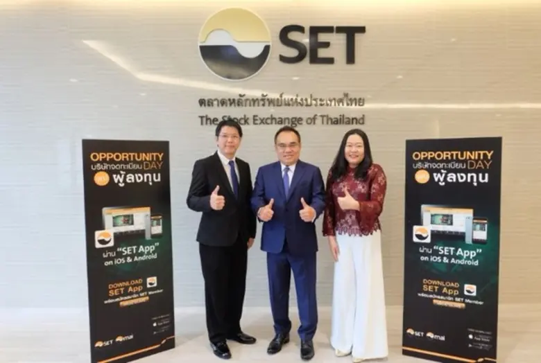 ดร.วิทยา อินาลา (คนกลาง) ประธานเจ้าหน้าที...