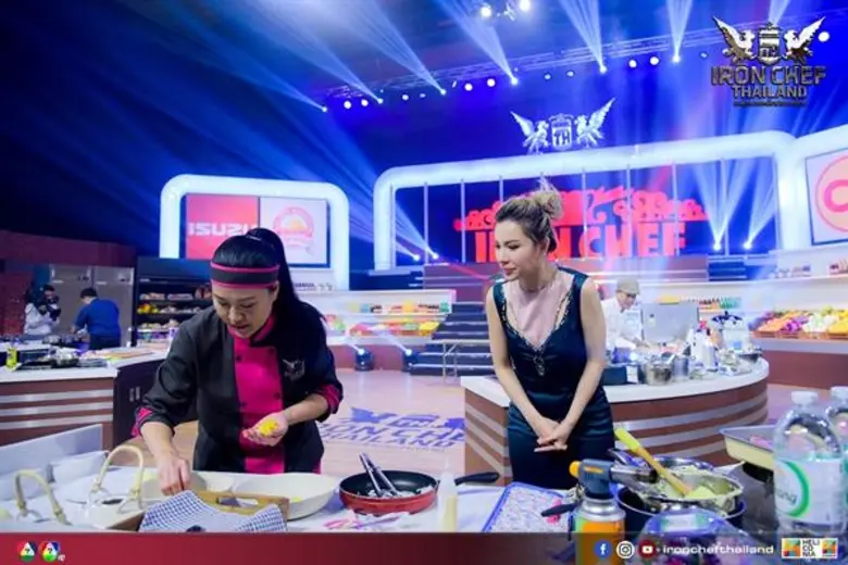 ทีวีไกด์: รายการ "เชฟกระทะเหล็ก ประเทศไทย" “เชฟกระทะเหล็ก”ศึกสังเวียนเดือด “ironchef uk” ปะทะ “ironchef Thailand”