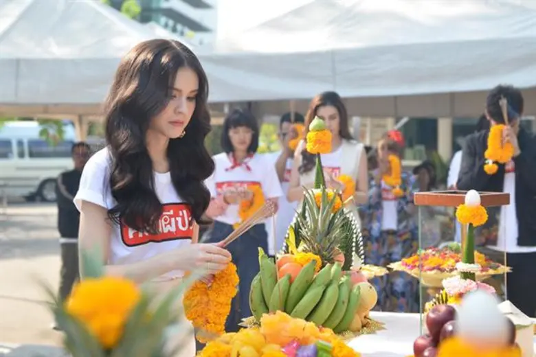 เอ วราวุธ แห่ง เซ้นส์ เอนเตอร์เทนเมนท์  นำทีมนักแสดง “บอส – แก้วใส – พลอย – อ้น” บวงสรวงละคร “คลื่นผีป่วน”