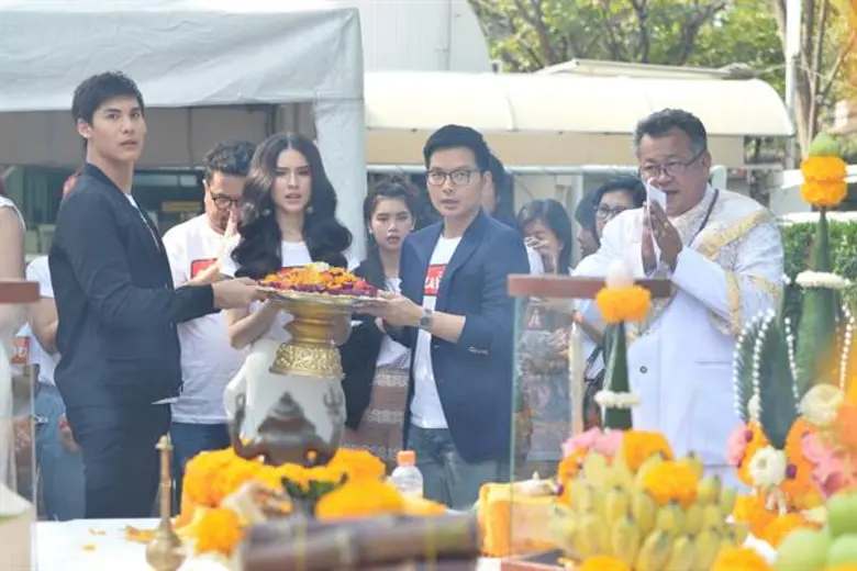 เอ วราวุธ แห่ง เซ้นส์ เอนเตอร์เทนเมนท์  นำทีมนักแสดง “บอส – แก้วใส – พลอย – อ้น” บวงสรวงละคร “คลื่นผีป่วน”