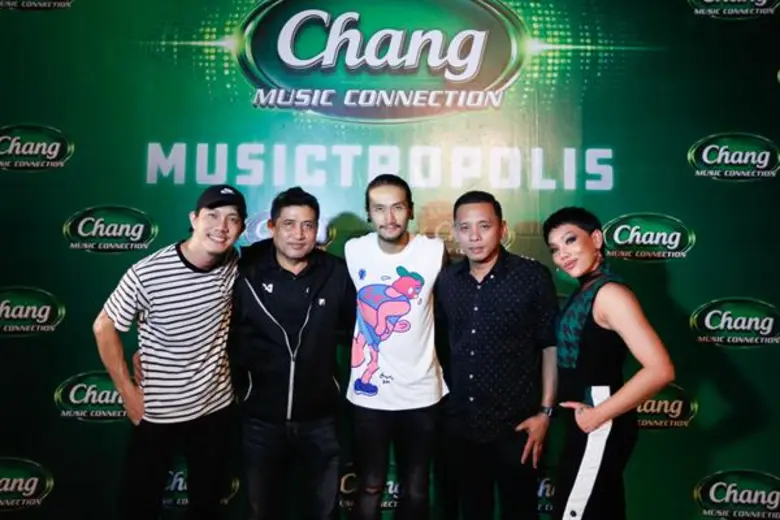 นายอดุลย์ คุณวงศ์ (ที่ 2 จากซ้าย) ผู้จัดก...