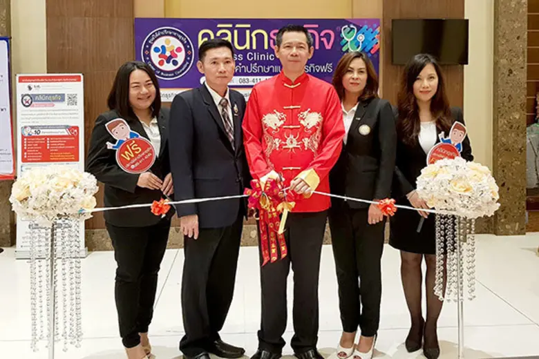 ดร.วิริยะ ลิขิตวงศ์ (กลาง) นายกสมาคมเครือ...