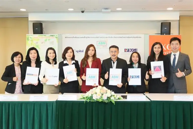 คุณพัชพร สรรคบุรานุรักษ์ (ที่ 3 จากขวา) ก...