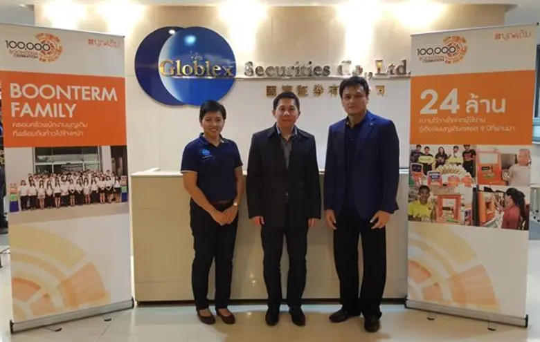 นายสมชัย สูงสว่าง (กลาง) กรรมการผู้จัดการ...