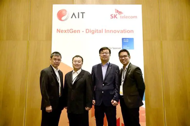 นายอุดม ลิ้มมีโชคชัย (ซ้ายสุด) ผู้ช่วยกรร...