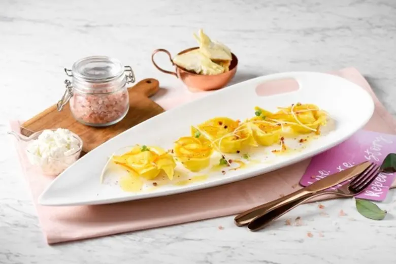 เชฟโรแบร์โต้ เชฟอาหารอิตาเลียนประจำห้องอา...