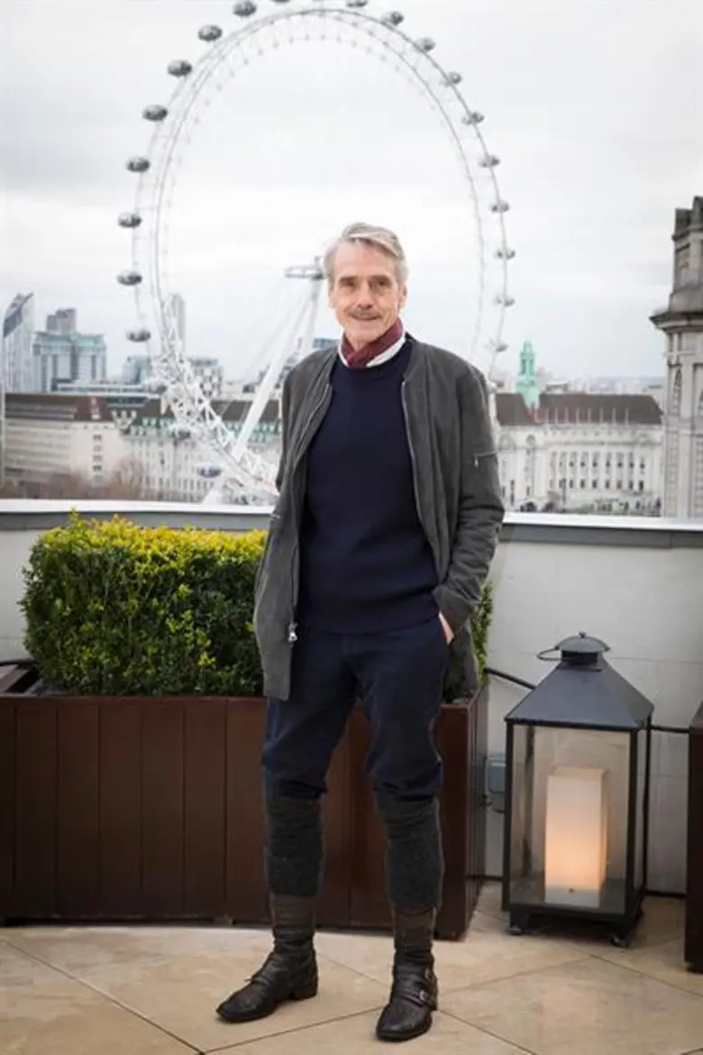 ภาพบรรยากาศงานพรีเมียร์เปิดตัวภาพยนตร์ "Red Sparrow" ณ กรุงลอนดอน กับความอลังการของฉากหลังอย่าง ลอนดอนอาย ชิงช้าสวรรค์ที่สูงที่สุดในยุโรป