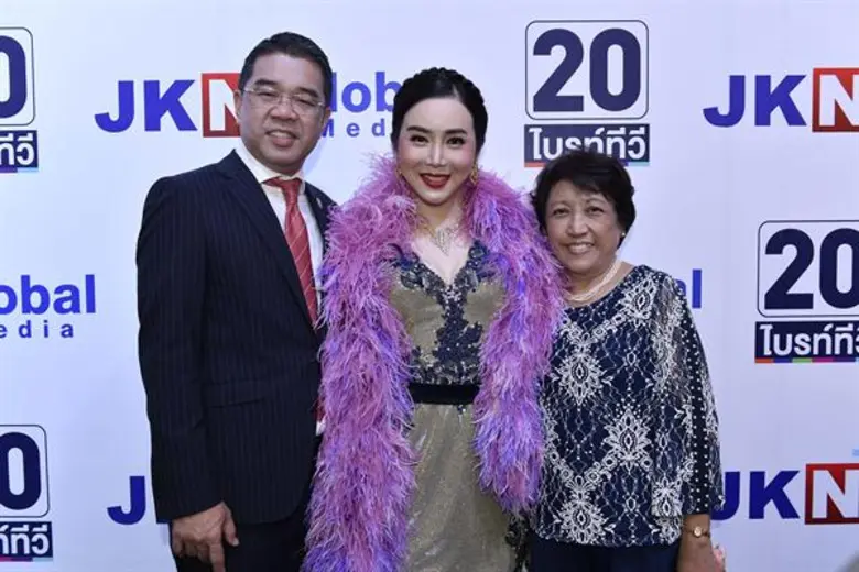 คุณจักรพงษ์ จักราจุฑาธิบดิ์ (กลาง) ประธาน...