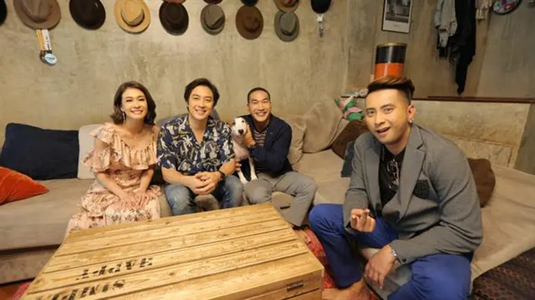 ทีวีไกด์: รายการ "THE GUEST (เดอะ เกสท์) ตีสนิทคนดัง"  เปิดบ้าน “หนึ่ง อภิวัฒน์” ผู้ชายอบอุ่น โชว์บ้านสไตล์อาร์ตพร้อมเปิดตัว “ลูกชาย”