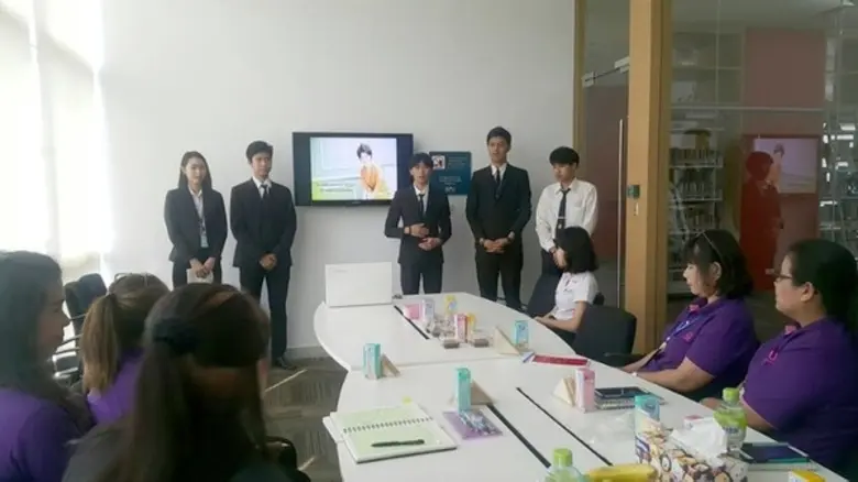 ผู้บริหารสำนักหอสมุด ม.ศรีปทุม รับฟังรายงานสรุปการฝึกงาน นศ.ม.ราชภัฎจันทรเกษม