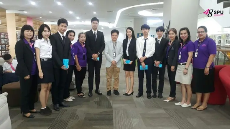 ผู้บริหารสำนักหอสมุด ม.ศรีปทุม รับฟังรายงานสรุปการฝึกงาน นศ.ม.ราชภัฎจันทรเกษม