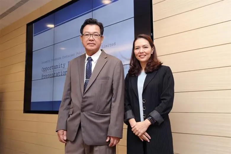 นายสุรศักดิ์ เอิบสิริสุข (ซ้าย) กรรมการผู...