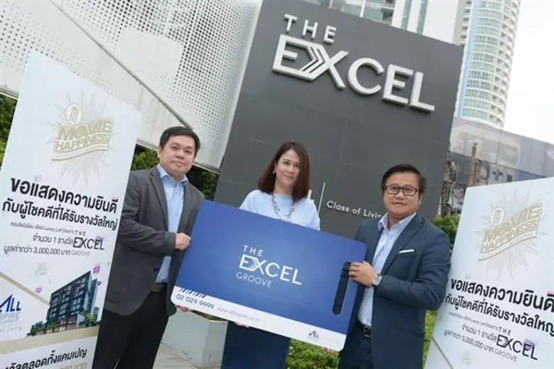 คุณธนากร ธนวริทธิ์ (ขวา) ประธานเจ้าหน้าที...