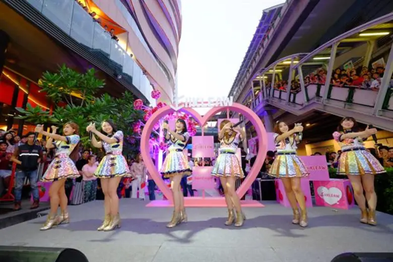 เกตเวย์ เอกมัย จัดกิจกรรม 'LOVE DAY MARKET’ สร้างความสนุกจัดเต็มด้วยมินิคอนเสิร์ตสุดประทับใจจากเกิร์ลกรุ๊ปสุดฮอต 'BNK48’