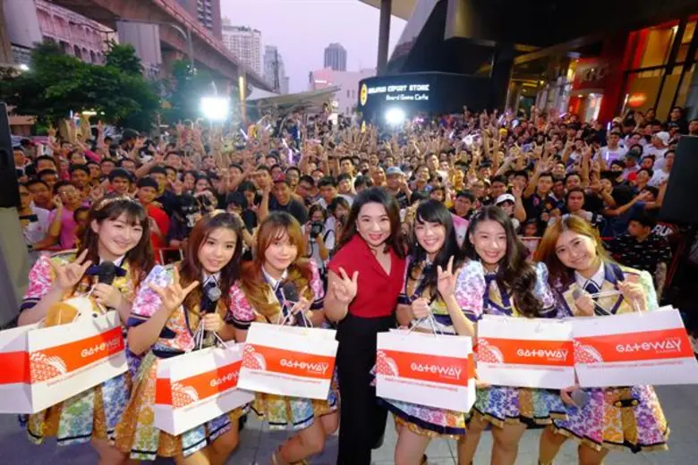 เกตเวย์ เอกมัย จัดกิจกรรม 'LOVE DAY MARKET’ สร้างความสนุกจัดเต็มด้วยมินิคอนเสิร์ตสุดประทับใจจากเกิร์ลกรุ๊ปสุดฮอต 'BNK48’