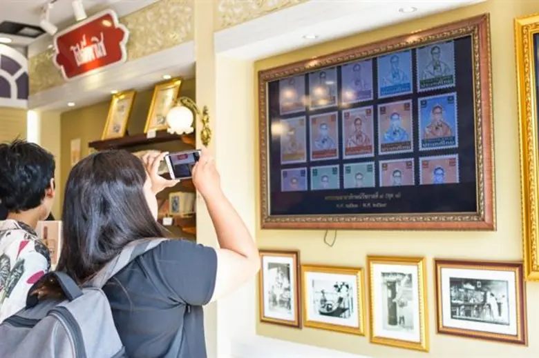 แต่งชุดไทย นั่งไทม์แมชชีน ร่วมย้อนวันวาน 135 ปี กิจการไปรสนีย์กรุงสยาม ในงานอุ่นไอรัก คลายความหนาว ณ พระลานพระราชวังดุสิต