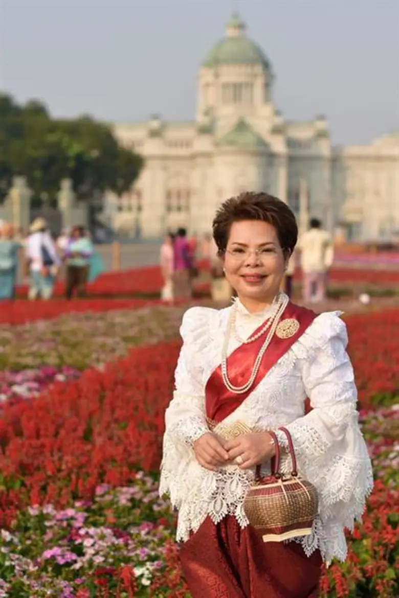 แต่งชุดไทย นั่งไทม์แมชชีน ร่วมย้อนวันวาน 135 ปี กิจการไปรสนีย์กรุงสยาม ในงานอุ่นไอรัก คลายความหนาว ณ พระลานพระราชวังดุสิต