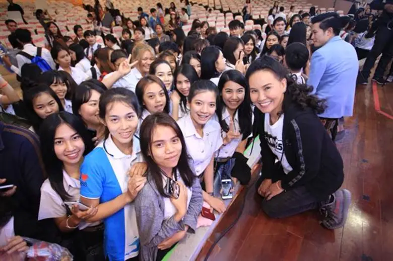 “พี่ฉอด” นำทีม “คลับ ฟรายเดย์ โชว์ ออนทัวร์” ทั่วประเทศ นำข้อคิดทุกแง่มุมความรัก แรงบันดาลใจดีๆ ไปมอบให้กับ นักศึกษา มหาวิทยาลัยมหาสารคาม อย่างใกล้ชิด