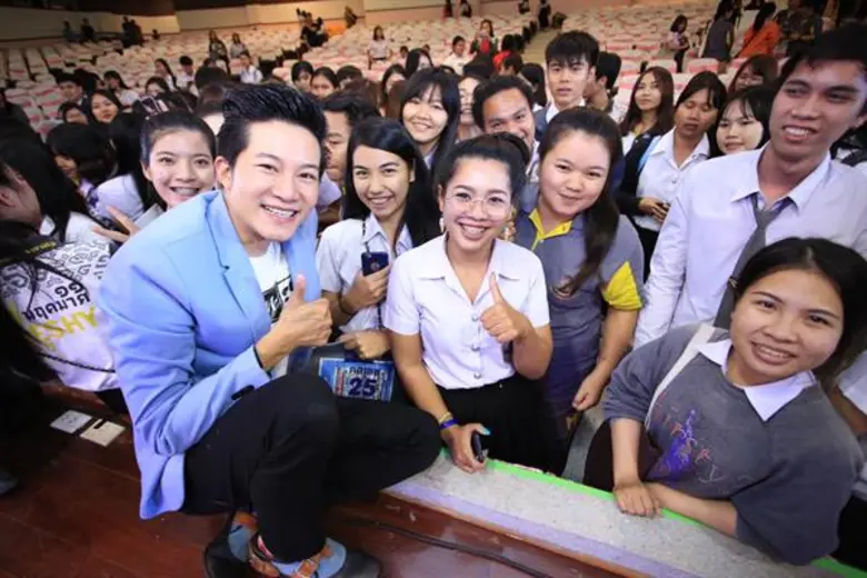 “พี่ฉอด” นำทีม “คลับ ฟรายเดย์ โชว์ ออนทัวร์” ทั่วประเทศ นำข้อคิดทุกแง่มุมความรัก แรงบันดาลใจดีๆ ไปมอบให้กับ นักศึกษา มหาวิทยาลัยมหาสารคาม อย่างใกล้ชิด