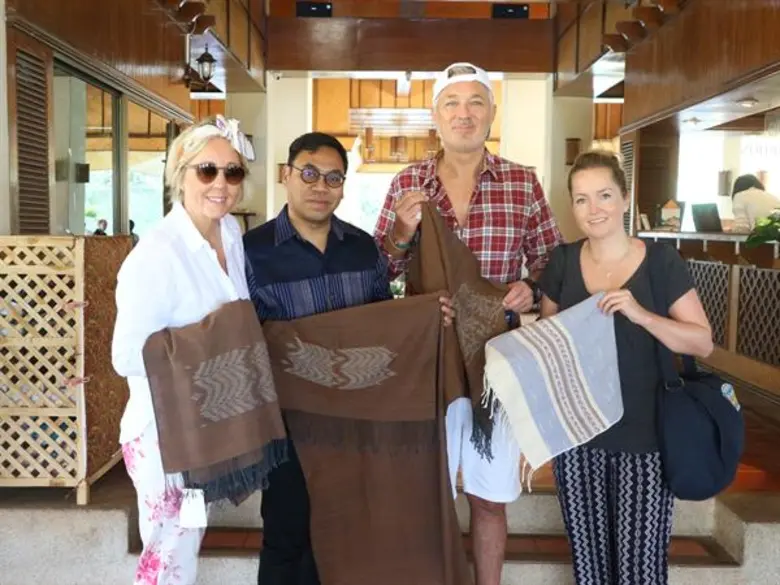 กองส่งเสริมศิลปวัฒนธรรม มหาวิทยาลัยนเรศวร ต้อนรับรายการแรลลี่ท่องเที่ยว  “The Road to Saigon” จากเชียงใหม่สู่ไซง่อนด้วยรถหรูคลาสสิคโบราณ  พร้อมมอบผ้าทอนาโนเทคโนโลยี นวัตกรรมสินค้าเพื่อการท่องเที่ยว