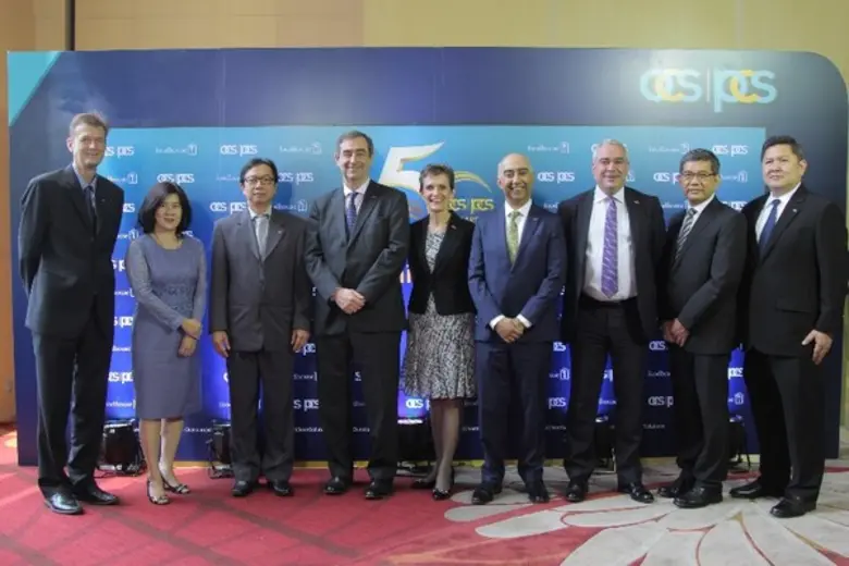 มร. ปีเตอร์ สเลเตอร์ (ที่ 4 จากซ้าย) ประธ...