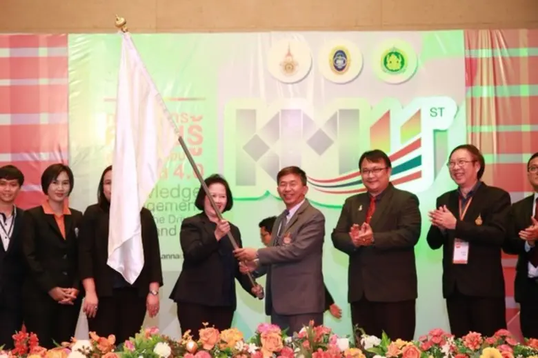 ขอแสดงความยินดี นศ. มทร.อีสาน วข.สกลนคร นำเสนอผลงานเยี่ยม รับรางวัลถ้วยประทาน พระเจ้าหลานเธอ พระองค์เจ้าอทิตยาทรกิติคุณ ในการประชุมเครือข่าย KM 9มทร.+2 ครั้งที่ 11