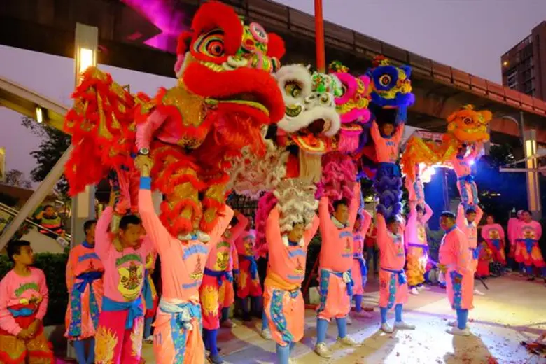 เกตเวย์ เอกมัย เปิดฉากสุดยิ่งใหญ่ด้วยการแสดงมังกรพ่นไฟ  และเชิดสิงโต 5 มงคลปีนต้นดอกเหมย ในงาน 'CHINESE IN LOVE 2018’