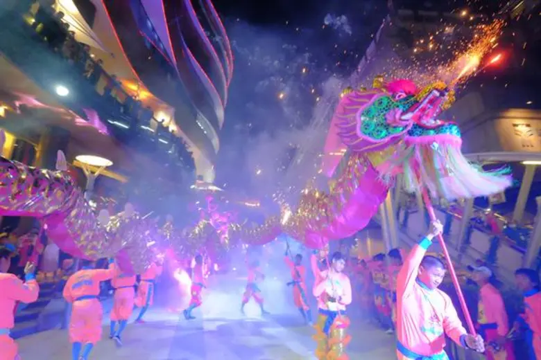 เกตเวย์ เอกมัย เปิดฉากสุดยิ่งใหญ่ด้วยการแสดงมังกรพ่นไฟ  และเชิดสิงโต 5 มงคลปีนต้นดอกเหมย ในงาน 'CHINESE IN LOVE 2018’