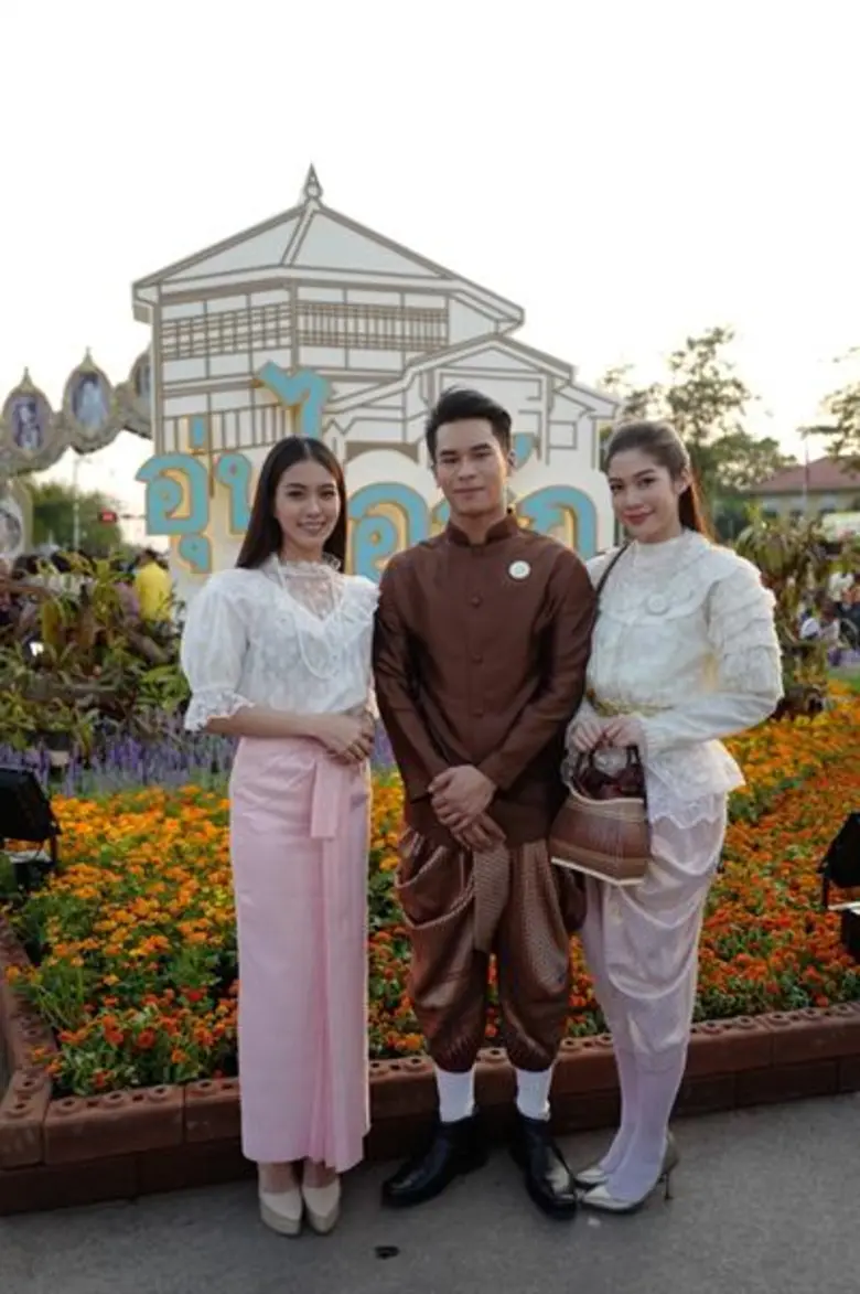 ศิลปินแกรมมี่ เชิญชวนแต่งกายชุดไทยย้อนยุค ร่วมงาน “อุ่นไอรัก คลายความหนาว” ณ พระลานพระราชวังดุสิต และสนามเสือป่า